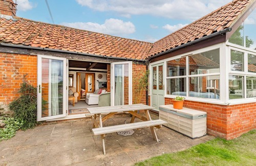 Tuttington Cottage | Woodfalls Barn | Easy Access To The Norfolk Broads, Cromer, Sheringham & The Seaside!