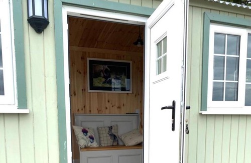 Perth Cabin | Woodhead Shepherds Hut - Sleeps 2 - Mailer Farm