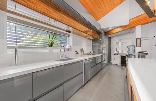 Erin House | Woodland Pavilion | Heated Pool| Indoor Sports Dome| Pond| 14 acres Woods!