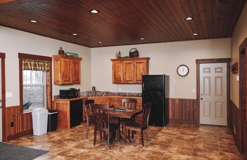 Dundee Cabin | Woodlands & Wildlife Suite: Luxury, Lodge Suite in Amish Country, Ohio