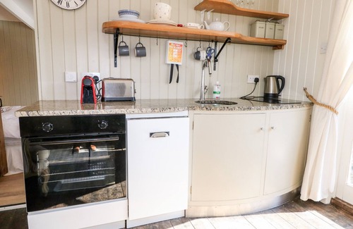 Haslemere Cottage | WOODMANCOTE LODGE, pet friendly, luxury holiday cottage in Linchmere