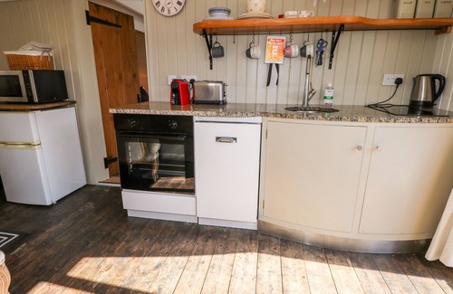 Haslemere Cottage | WOODMANCOTE LODGE, pet friendly, luxury holiday cottage in Linchmere