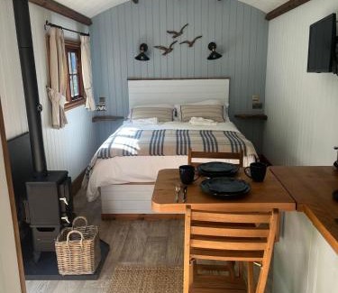 Hawsker Apartment | Woodside Shepherd Hut with free parking - Hawsker near whitby