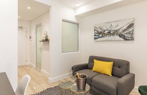 Cape Town City Centre Apartment | Woodstock Apartment with Mountain Views, Pool