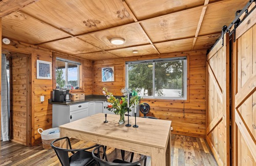 Belfair Cabin | Woodsy Lakefront Cabin near Hood Canal – Hot Tub, Outdoor Shower, Kayak + More