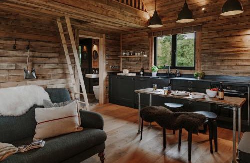 Llandrindod Wells Ski Chalet | Woolly Wood Cabins - Bryn