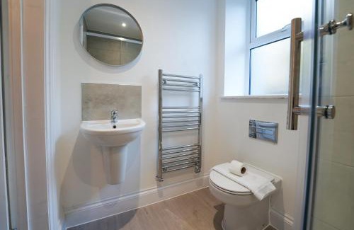 Llanelli Apartment | Work - En-Suite - Fridge & Microwave - Smart TV