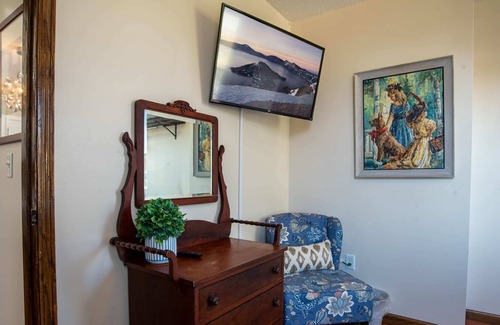 Bloomington House | Work & Stay: Upper 4BR Unit Near Downtown Hub