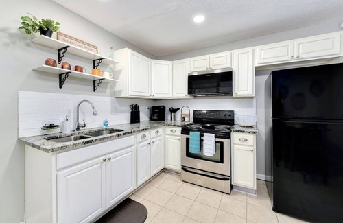 Independence Apartment | Work Travel | 15M -> DNTWN l Long Stay l 690 Mbps