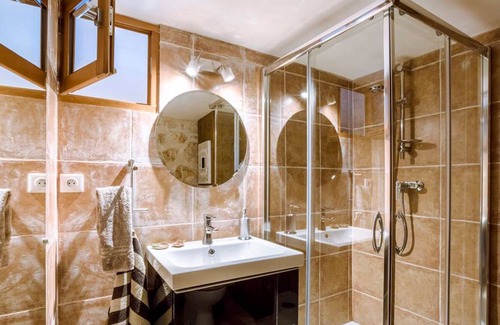Coursegoules Apartment | World famous garden offers luxury suite in designer style.