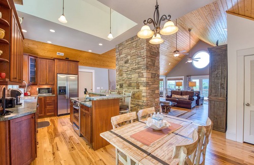 Waynesville House | Wow Views!, Luxury Hm, walk to Main St, Deck & Patio, FirePt w/Pergola