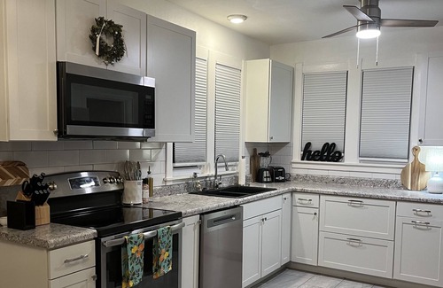 Lake Forest Estates House | Wren’s Hideaway Sleeps 8 Historic downtown neighborhood Charming & Relaxing