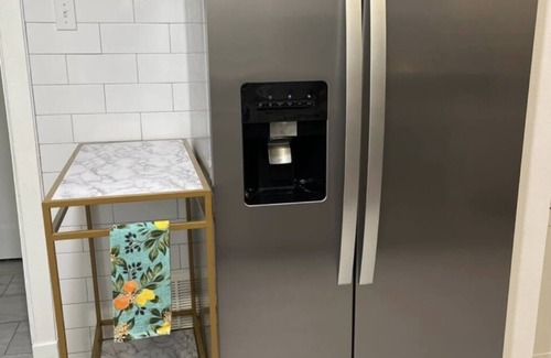 Lake Forest Estates House | Wren’s Hideaway Sleeps 8 Historic downtown neighborhood Charming & Relaxing