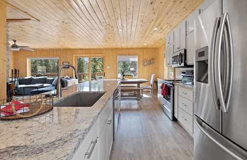 Red River House | "Wright on the River" 5 Star-Riverfront-Large Cabin-WIFI-Firepit-Large Deck