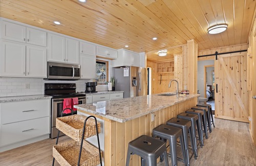 Red River House | "Wright on the River" 5 Star-Riverfront-Large Cabin-WIFI-Firepit-Large Deck
