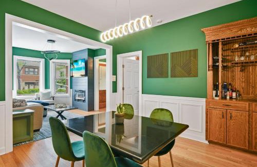 Lakeview House | Wrigley 4BR Home, Sleeps 10