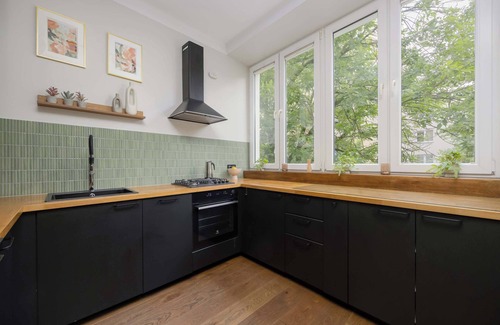 Centrum Apartment | Wspólna 73 | Warsaw | Air Conditioned Apartment | Desk | Bathtub | Center