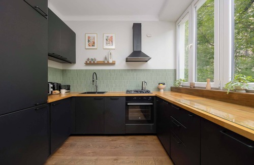 Centrum Apartment | Wspólna 73 | Warsaw | Air Conditioned Apartment | Desk | Bathtub | Center