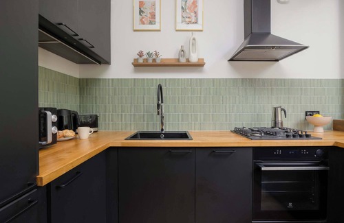 Centrum Apartment | Wspólna 73 | Warsaw | Air Conditioned Apartment | Desk | Bathtub | Center