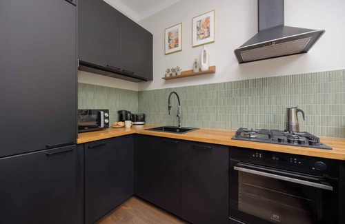 Centrum Apartment | Wspólna 73 | Warsaw | Air Conditioned Apartment | Desk | Bathtub | Center