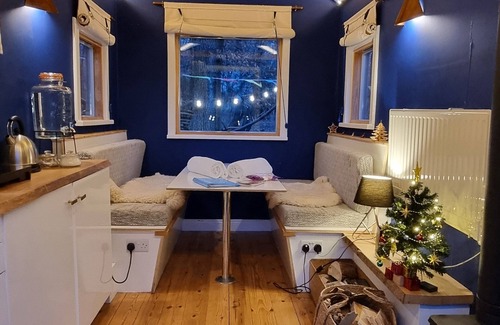 Cowbeech Cabin | Wyldewood Retreat - Luxury Glamping with Wild Spa - Pet and Family Friendly!