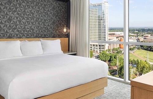 Fairlie-Poplar Historic District Resort | Wyndham Atlanta Resort King 1 Bedroom Presidential Suite