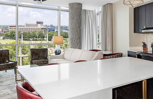 Fairlie-Poplar Historic District Resort | Wyndham Atlanta Resort King 1 Bedroom Presidential Suite