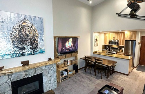 Upper Village Condo | XL Luxury Penthouse. Aspens. Ski-in-out. King. 3hot tubs. Decks. BBQ Nota bene!