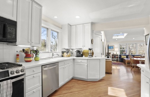 Old Greenwich House | XMAS & SUMMER BY THE SEA. COASTAL VIBE. WOOD-BURNING FIREPLACE GAME ROOM PETS OK