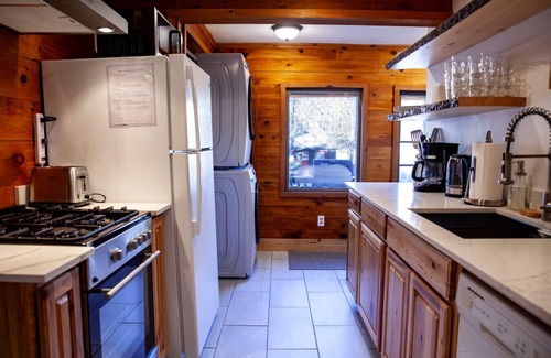 Keene Apartment | Xplorer I - Keene | Modernized Private Apartment in Town | Centrally Located to Major Trailheads