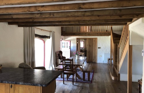 Llanrhian House | Y Beudy (The Cow Byre) Sleeps 8 (4 Bedrooms)