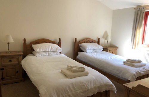 Llanrhian House | Y Beudy (The Cow Byre) Sleeps 8 (4 Bedrooms)