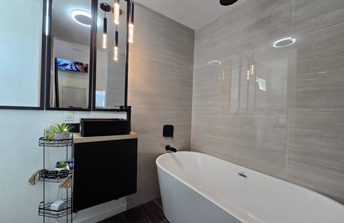 Biggs Field Apartment | Y+Y Hot Tub 10 Guests AC New 2025