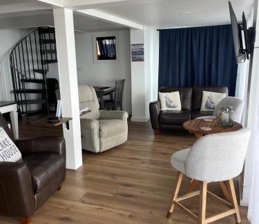 Romulus House | Year-round Cozy Cottage Charm on Cayuga Lake