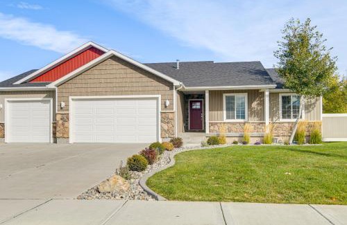 Iona House | Year-Round Outdoor Fun Spacious Retreat in Iona