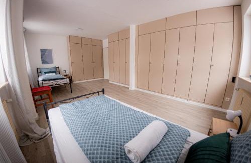 Schwarzenbruck Apartment | Yello Homes - großes Apartment - Am Waldrand, 15 min bis Nürnberg Messe, für 8 Personen, 2 WC's