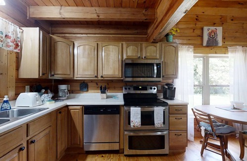Newport Cabin | Yellow Cabin on the River
