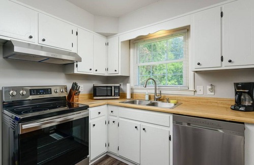 Lupton City House | Yellow Door Cottage - 3BR, Pet & family friendly!