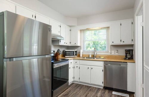 Lupton City House | Yellow Door Cottage - 3BR, Pet & family friendly!