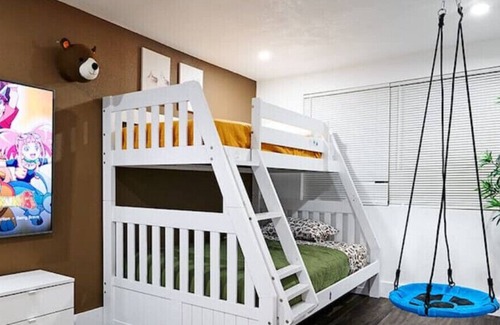 Highland Garden House | Yellow Door House - 5 Bedrooms & Pool