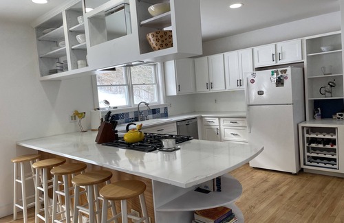 West Woodstock House | Yellow House on the Hill, 21 Acres, Views, Woodstock Getaway, Dog-friendly