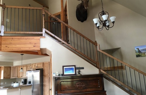 Gardiner House | Yellowstone Archview Guesthouse- Stunning Views For Your Ultimate Family Getaway