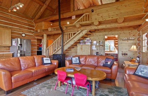 Island Park House | Yellowstone Log Home - on Henry's Lake - 18 miles from West entrance of Park