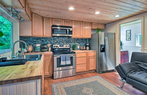 McKenna Cabin | Yelm House Overlooking the Nisqually River!