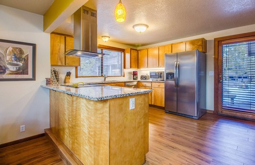 Sunriver House | YELR13 - 2 Bedroom Getaway with A/C, Near Deschutes River, Hot Tub