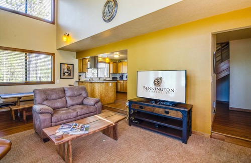 Sunriver House | YELR13 - 2 Bedroom Getaway with A/C, Near Deschutes River, Hot Tub