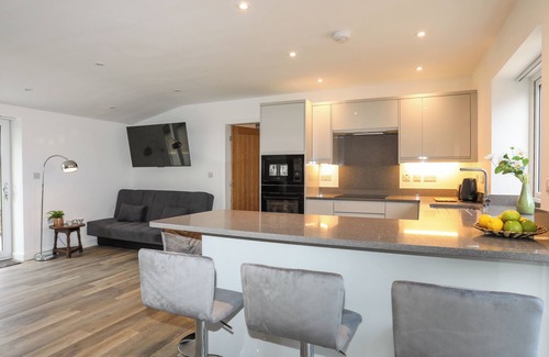 Elim Cottage | YNYS UCHAF, pet friendly, with a garden in Benllech