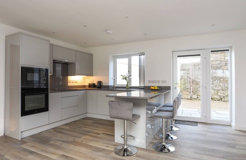 Elim Cottage | YNYS UCHAF, pet friendly, with a garden in Benllech