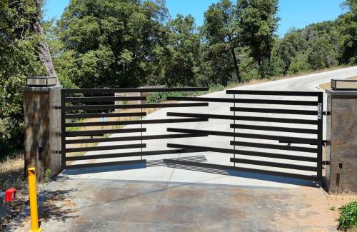 Ahwahnee House | Yosemite Hilltop Gated Villa near Oakhurst, Bass Lake and Mariposa w EVCharger Hottub Grill and Awesome Views!