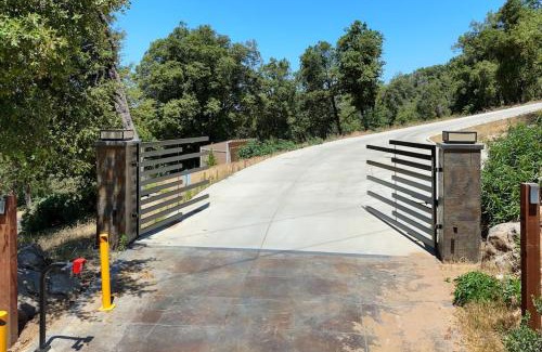 Ahwahnee House | Yosemite Hilltop Gated Villa near Oakhurst, Bass Lake and Mariposa w EVCharger Hottub Grill and Awesome Views!